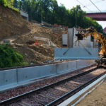 Setzen der Sicherheitsmauern zur Absicherung der Arbeiter vor vorbeifahrenden Zügen während der Bauphase