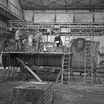 Atelier de chaudronnerie dans le hall 1 (côté sud) de 1952 à 1964. Lors de la maintenance des chaudières qui devaient résister aux plus fortes conditions de pression, une prudence particulière était de mise. © Schmitz Christian.