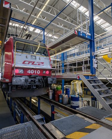 The maintenance of CFL’s power bundle with more than 7,000 bhp is also completed inside the new workshop : a 4000 series locomotive of Bombardier.