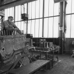 Wartungsarbeiten an einem De Dietrich Dieselmotor der Adolph Saurer A.G. © Schmitz Christian.