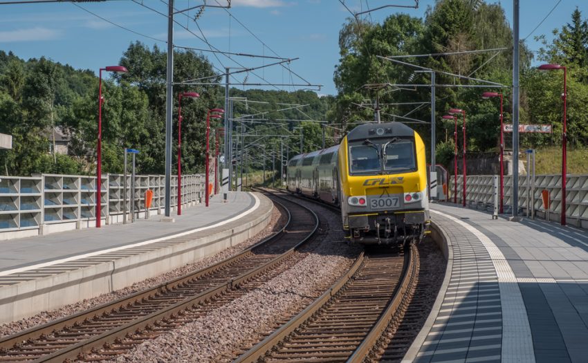 Um Anwohner vorm Lärm nahe gelegener Bahnstrecken abzuschirmen, baut die CFL verschiedene Schutzvorrichtungen.