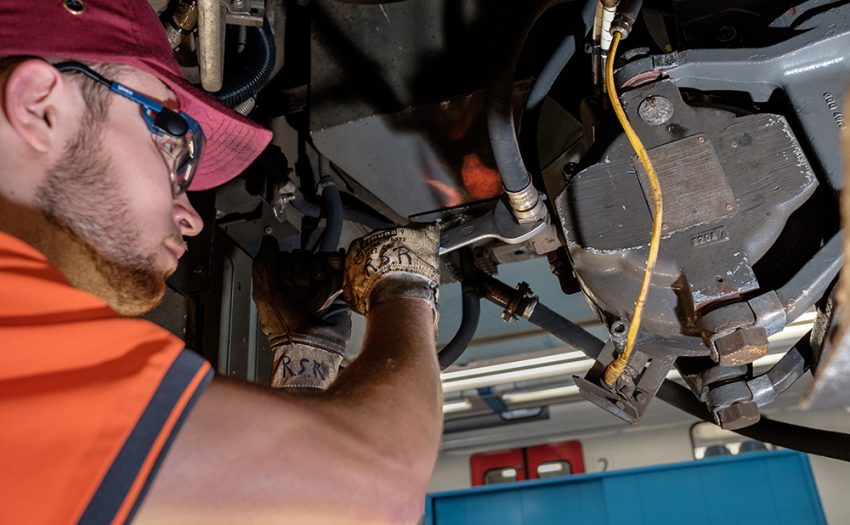 En tant que mécatronicien, Ramon travaille sur des locomotives électriques. Dans son quotidien il effectue, par exemple, des travaux mécaniques en-dessous des véhicules.