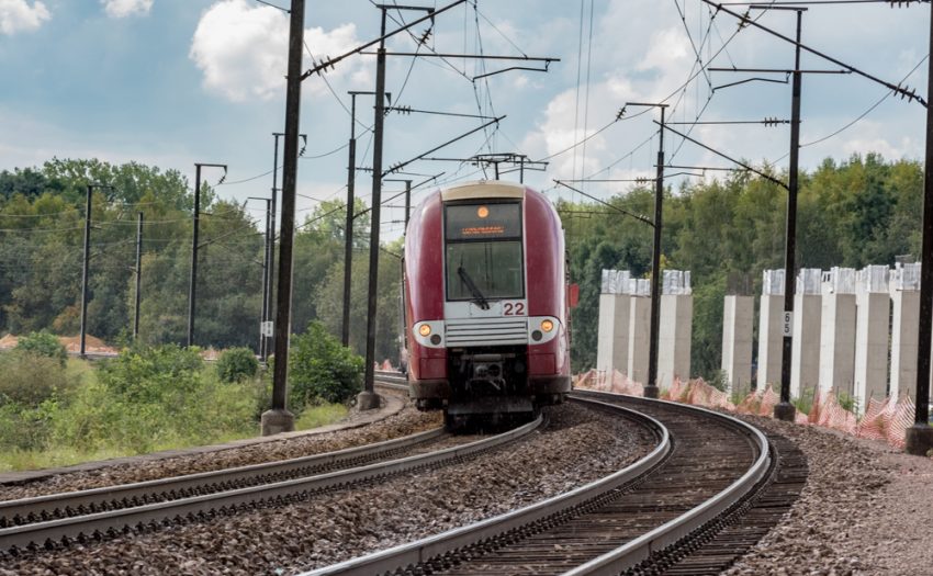 Die Altbaustrecke wird um ca. 40m versetzt und führt dann durch das Überwerfungsbauwerk hindurch. Im Hintergrund lässt sich die Struktur erahnen.