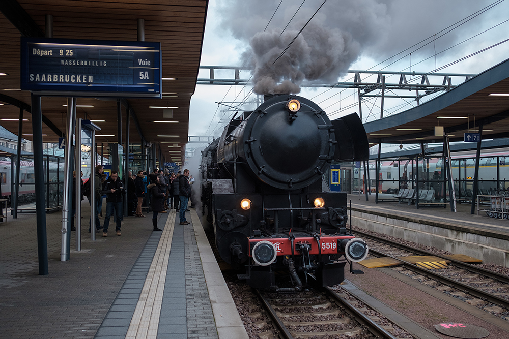 The steam engine is almost surreal in the middle of the otherwise heavily frequented Luxembourg central station.