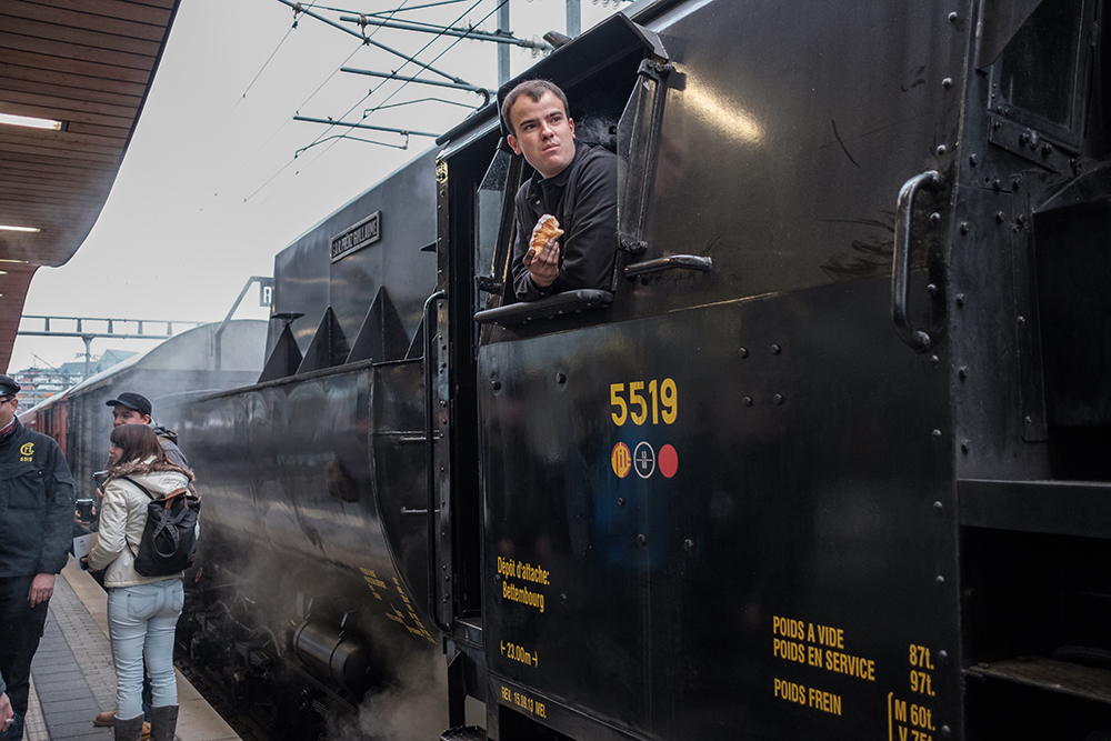 Au volant de la locomotive 5519, une conduite anticipative implique le regard par la fenêtre latérale.