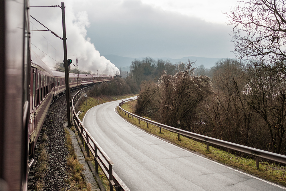 Accompagné de nuages de vapeur, le train poursuit son chemin.