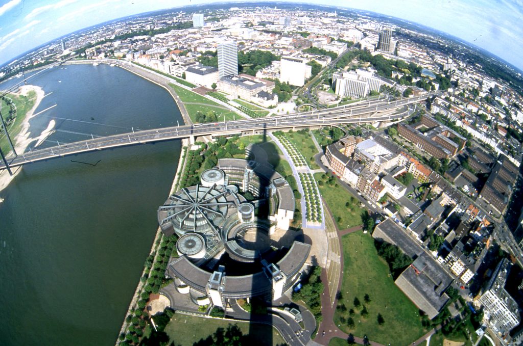 Der Düsseldorfer Fernsehturm ist mit seinen 240,50 Metern Höhe das höchste Bauwerk der Stadt und eines ihrer bekanntesten Wahrzeichen. Rund 300.000 Menschen besuchen den Turm jährlich und genießen die einzigartige Aussicht.