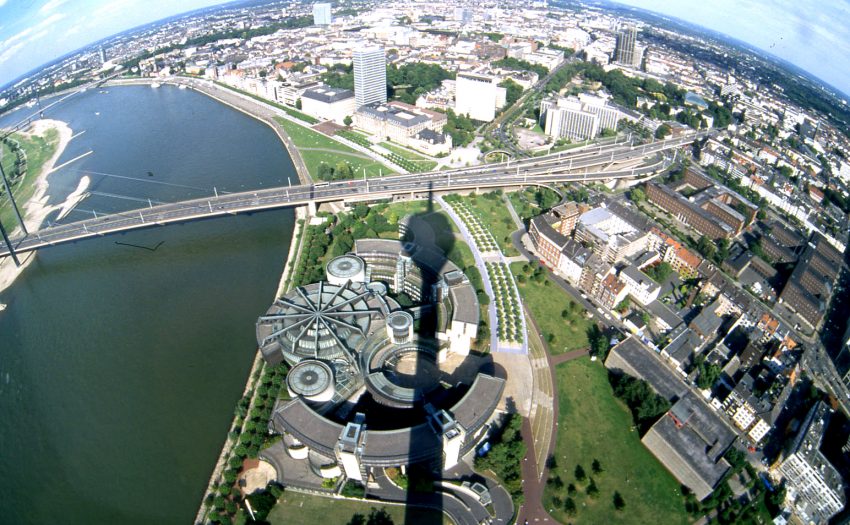 Avec ses 240,50 mètres de hauteur, la tour de la télévision de Düsseldorf est l’édifice le plus haut de la ville et l’un de ses emblèmes les plus connus. Près de 300.000 personnes la visitent chaque année pour profiter d’un panorama unique en son genre.