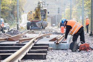 Neben den vorhin genannten Großprojekten wird auch 2018 weiter an der bestehenden Infrastruktur des Bahnnetzes gearbeitet. Dazu gehören u.a. die Reparatur, Instandsetzung und Modernisierung der Gleisinfrastruktur oder die Modernisierung oder Anpassung (Bahnsteiglänge, Anpassung für Kunden mit beschränkter Mobilität) von diversen Bahnhöfen.