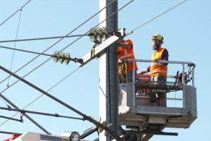 Ein flexiblerer Einsatz des CFL Rollmaterials wird auf der Linie 50 (Luxemburg – Kleinbettingen – Arlon) durch die Umrüstung der Stromversorgung ermöglicht. Nach der Fertigstellung der Arbeiten wird das Rollmaterial auf dem gesamten luxemburgischen Netz mit Wechselstrom und einer Spannung von 25.000 Volt betrieben. Das Rollmaterial kann dann also streckenunabhängig eingesetzt werden.