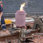 Aluminothermic welding is used to ensure the continuity of the railway tracks when they have to be replaced. These welding operations avoid transitions that would represent a weak point of the tracks and thus affect ride comfort. (1/2)