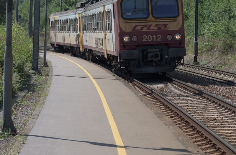 Mehrere Bahnsteige durchs Land werden noch mit gelben Sicherheitslinien ausgestattet.