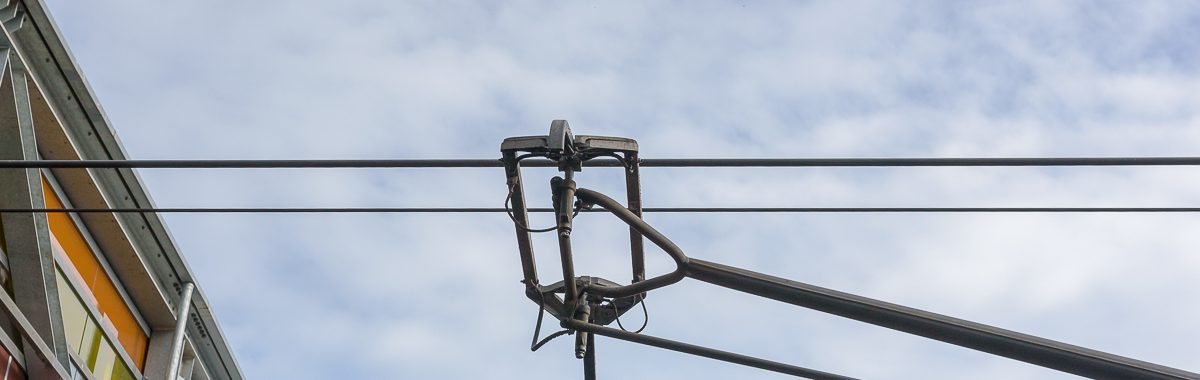 L’électricité circulant de ou vers la caténaire passe par le pantographe.