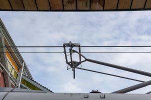 L’électricité circulant de ou vers la caténaire passe par le pantographe.