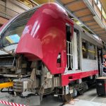 Pour effectuer cette inspection à grande échelle, la caisse Z1 a été séparée de ses bogies et placée sur des bogies atelier afin de faciliter les manœuvres de la machine dans l'atelier.