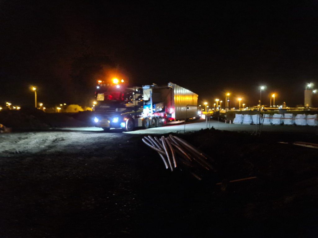 A missing piece. The 17-metre long and almost 30-tonne metal scaffolding is delivered from Speyer by special transporter in the night of 13 to 14 April 2023.