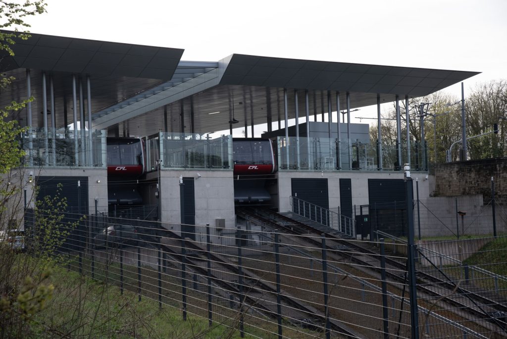 Image : Le funiculaire à l’arrêt ferroviaire Pfaffenthal-Kirchberg