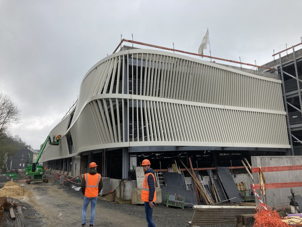 Two people standing infront of the future P+R that's being built in Troisvierges. 