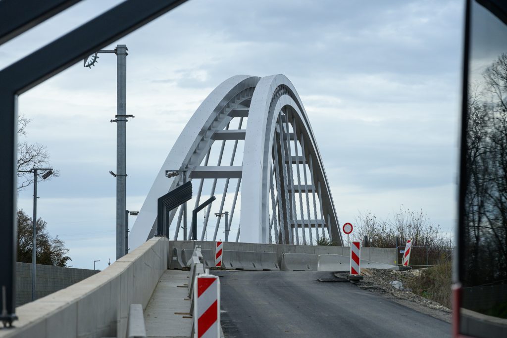 Une vue de l'OA14, l'un des huit ouvrages d'art construits pour réaliser la nouvelle ligne ferroviaire.