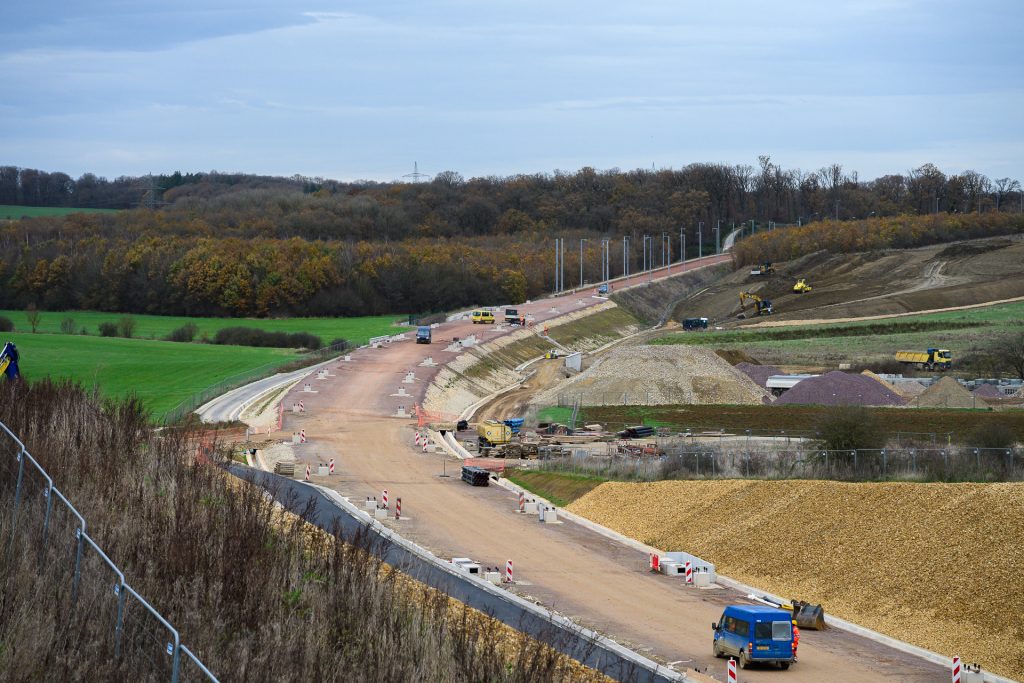 Vue aérienne sur les travaux de la nouvelle ligne Luxembourg - Bettembourg. 