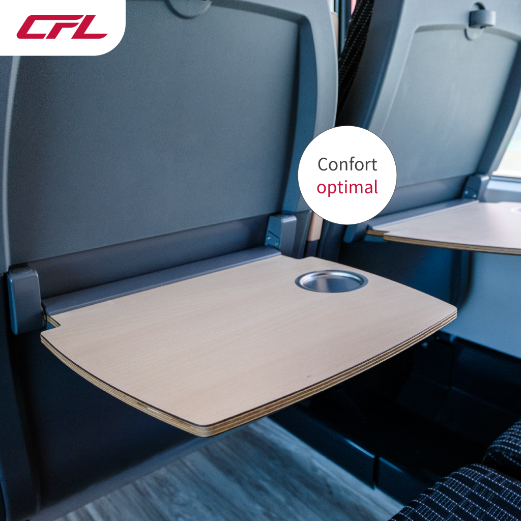 Présentation des nouveaux trains Coradia des CFL. Une photo montrant le confort à bord des nouveaux train, notamment les tables pliables.