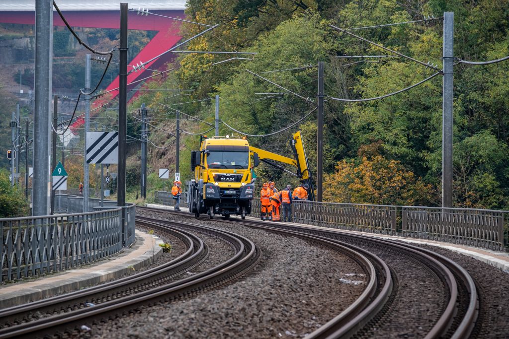 A negative aerial platform is used in Clausen to maintain a railway bridge.