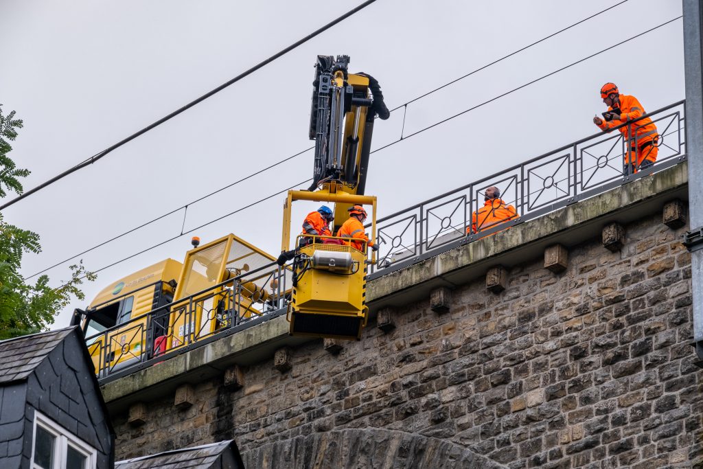 A negative aerial platform is used in Clausen to maintain a railway bridge.