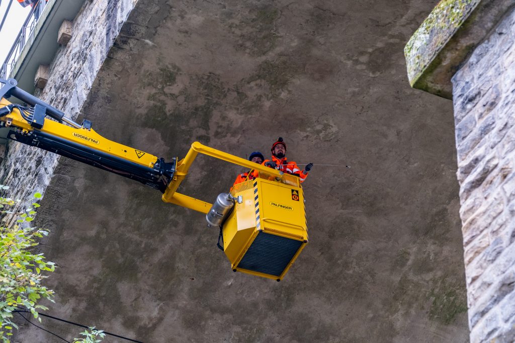 A negative aerial platform is used in Clausen to maintain a railway bridge.