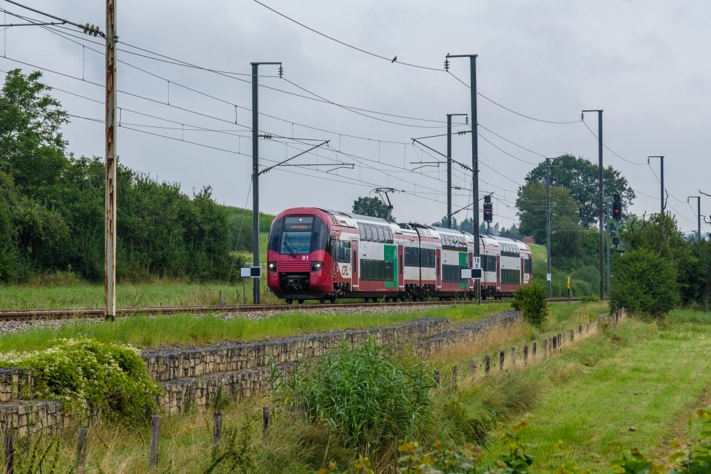 Vue extérieure d'une automotrice TER2n-ng renovée en pleine ligne. 