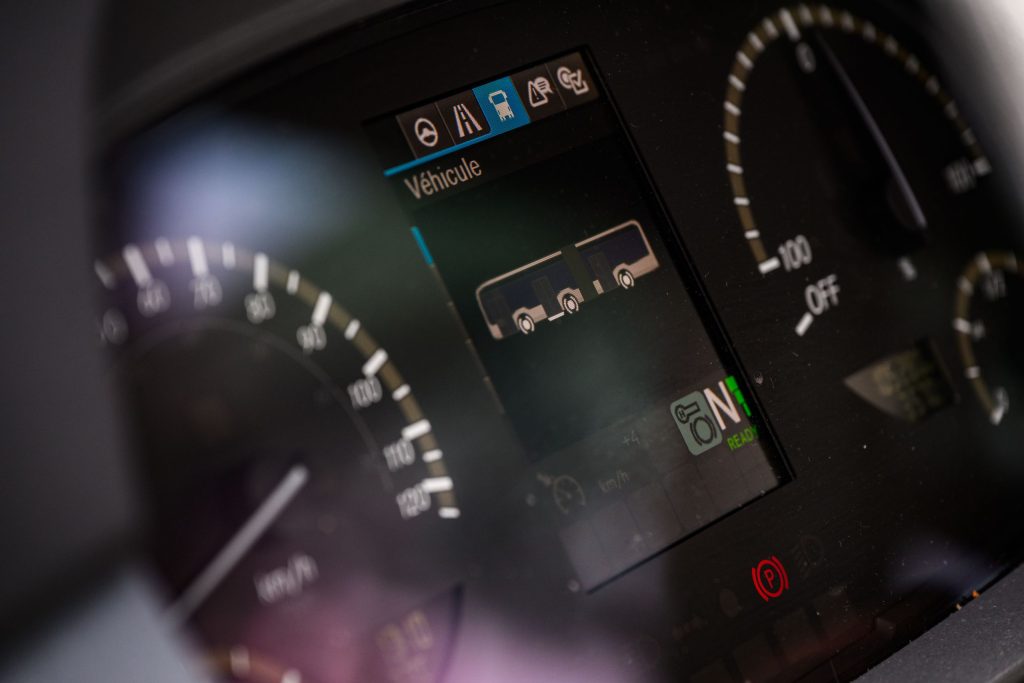 Photographie du tableau de bord d’un nouveau bus électrique des CFL.
