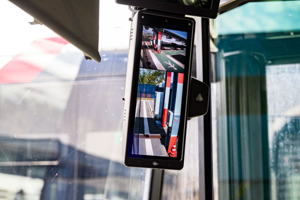 Photographie du nouveau type de rétroviseur des bus CFL remplacé par des caméras qui offrent une vision panoramique de l’environnement du bus au conducteur ou à la conductrice.